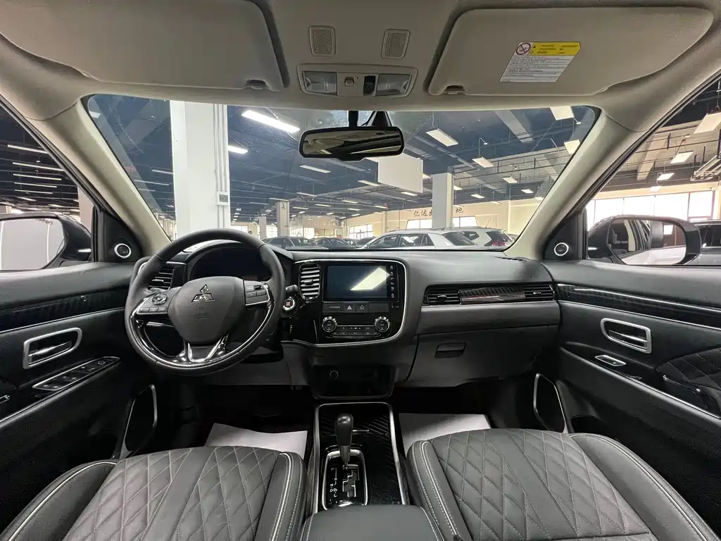 MITSUBISHI OUTLANDER