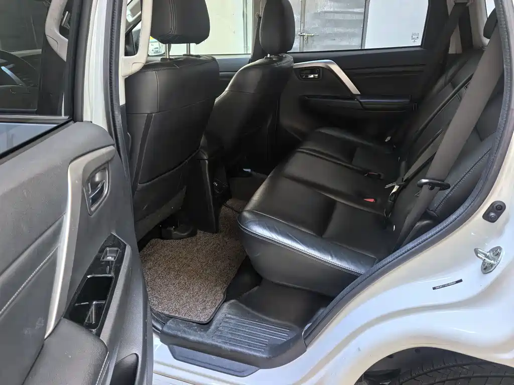 Mitsubishi Pajero Sport (Import) — миниатюра 6