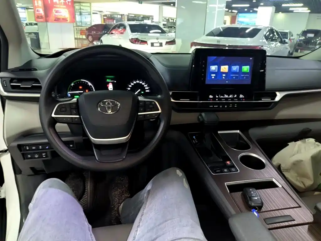 Toyota Granvia — миниатюра 10