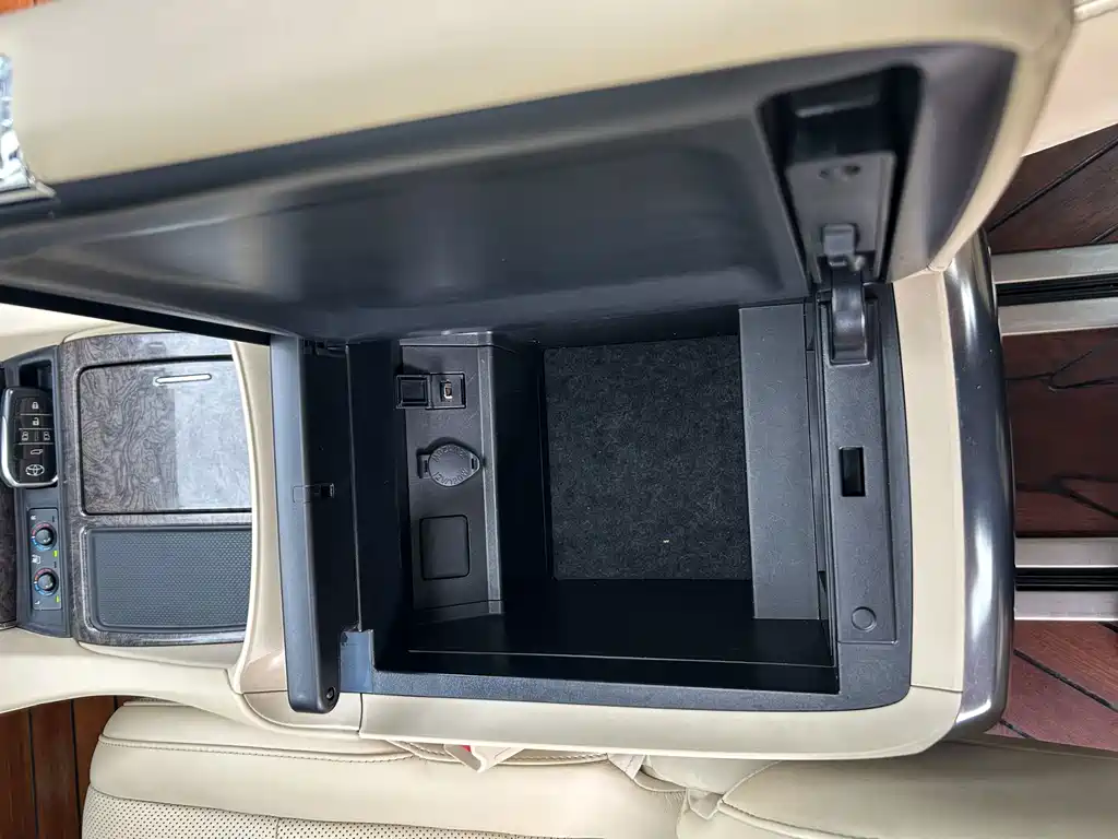 Toyota Vellfire — миниатюра 15