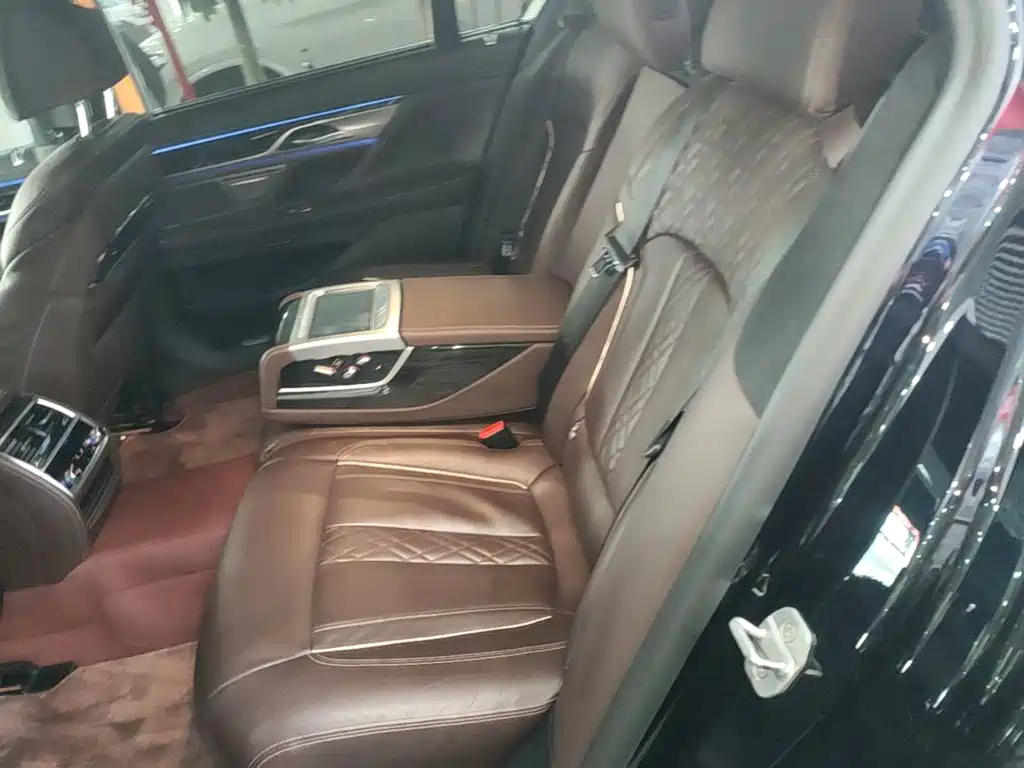 BMW 7 Series — миниатюра 17