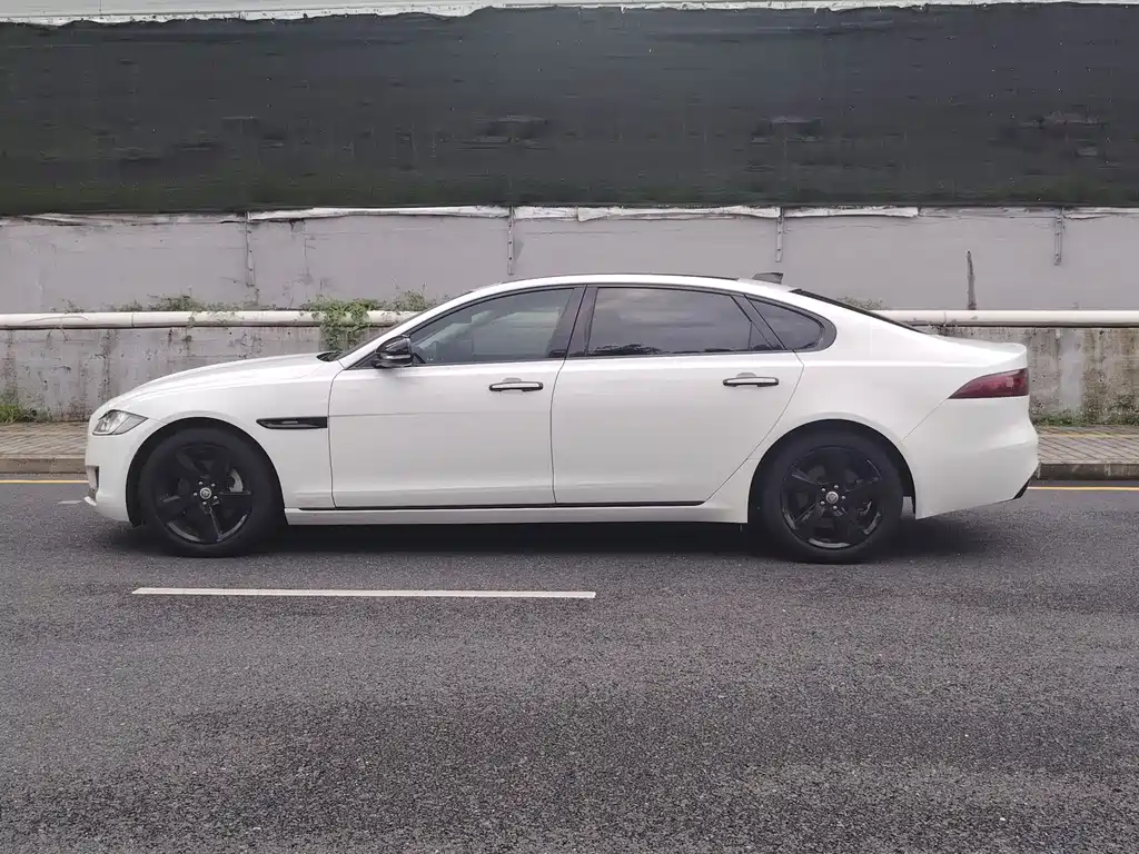 Jaguar XFL — миниатюра 4
