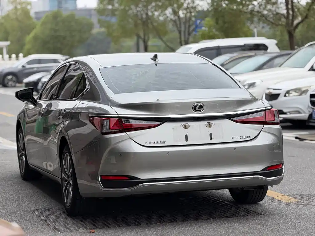 Lexus ES — миниатюра 12