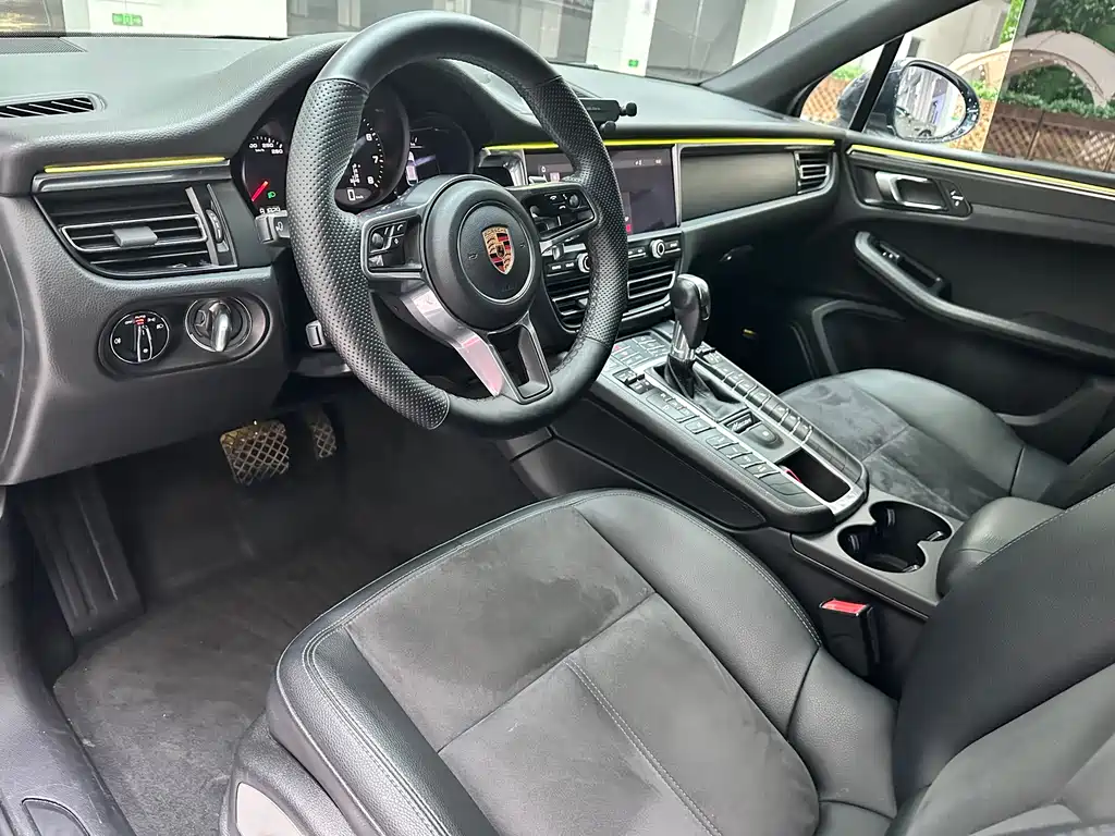 PORSCHE MACAN