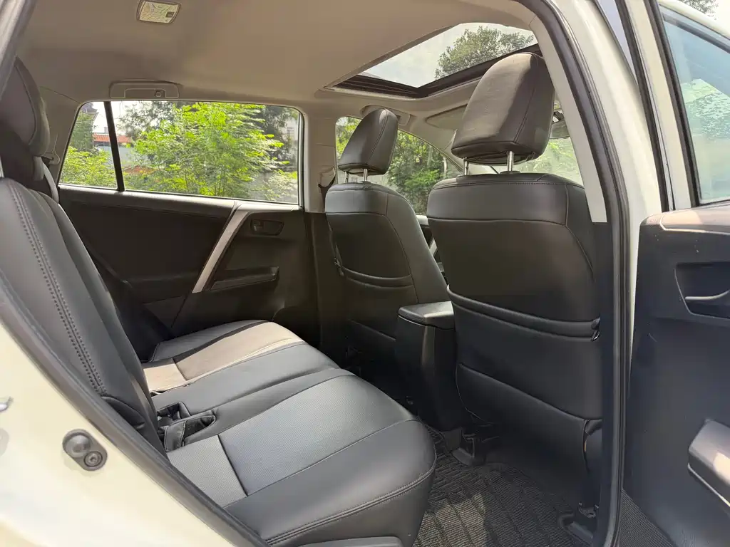 Toyota RAV4 — миниатюра 9