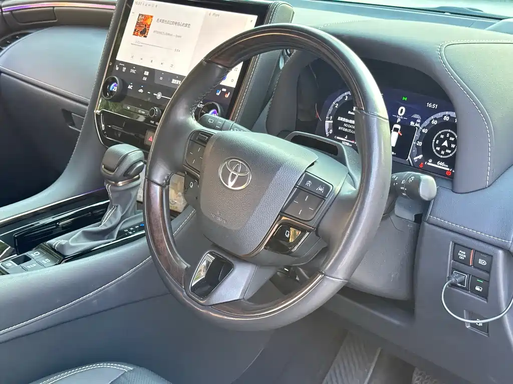Toyota Alphard — миниатюра 4