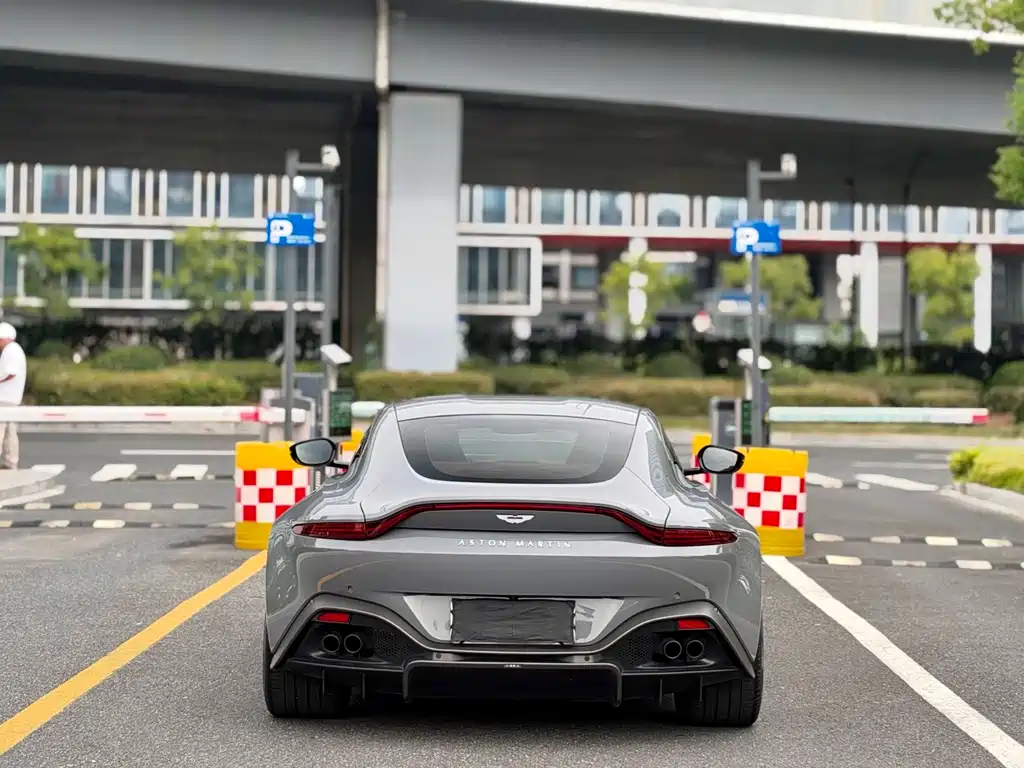 Aston Martin V8 Vantage — миниатюра 8