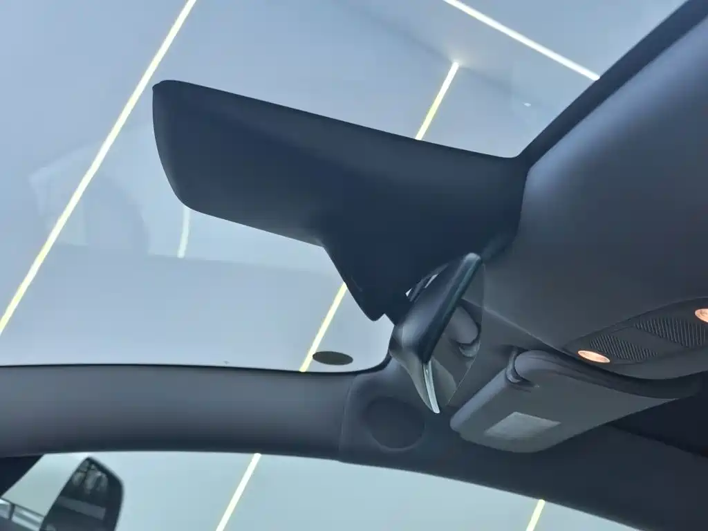 Tesla Model 3 — миниатюра 10