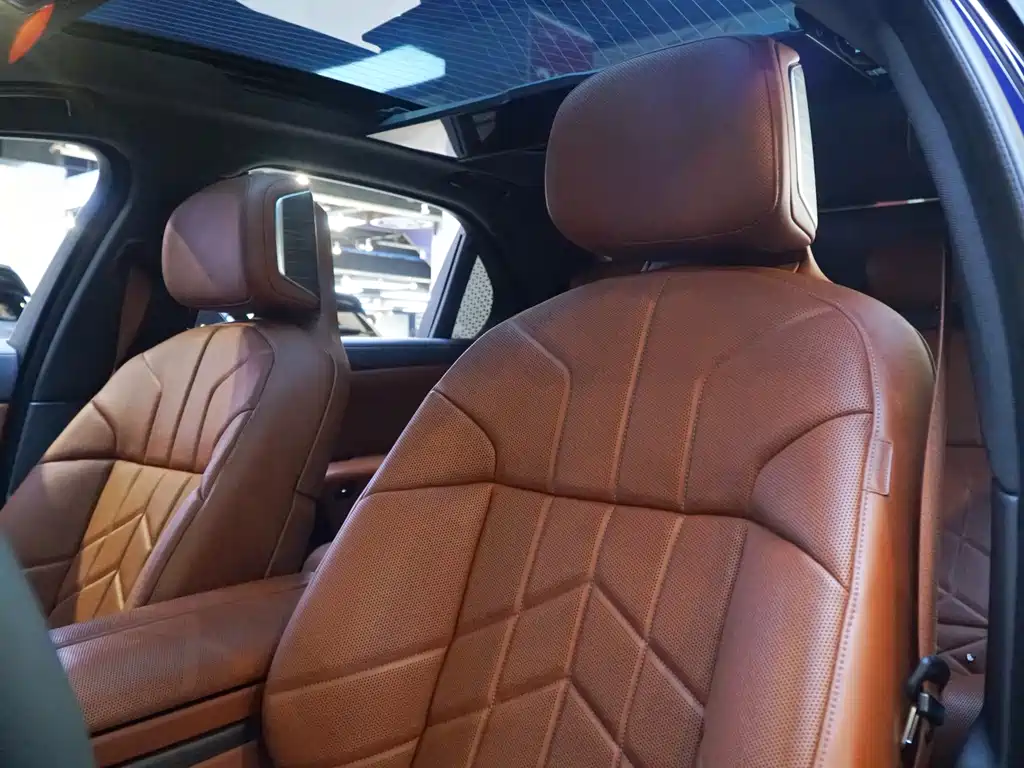 BMW 7 Series — миниатюра 9
