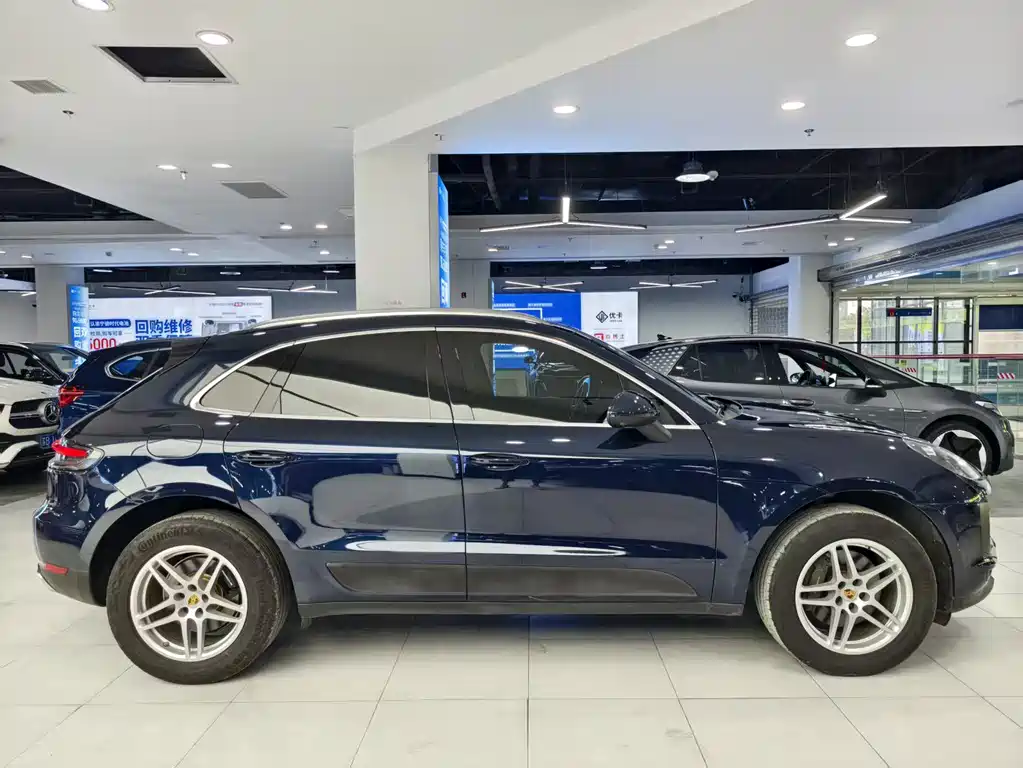 PORSCHE MACAN