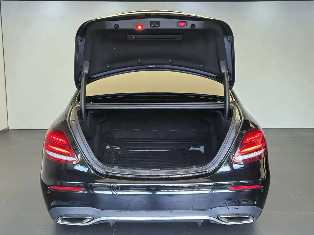 Mercedes-Benz E-Class — миниатюра 6