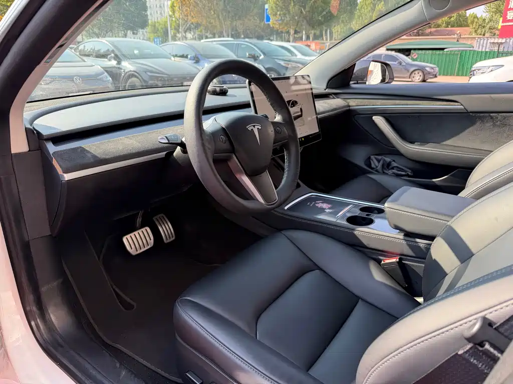 Tesla Model 3 — миниатюра 7
