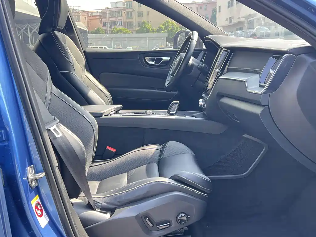 Volvo XC60 PHEV — миниатюра 10