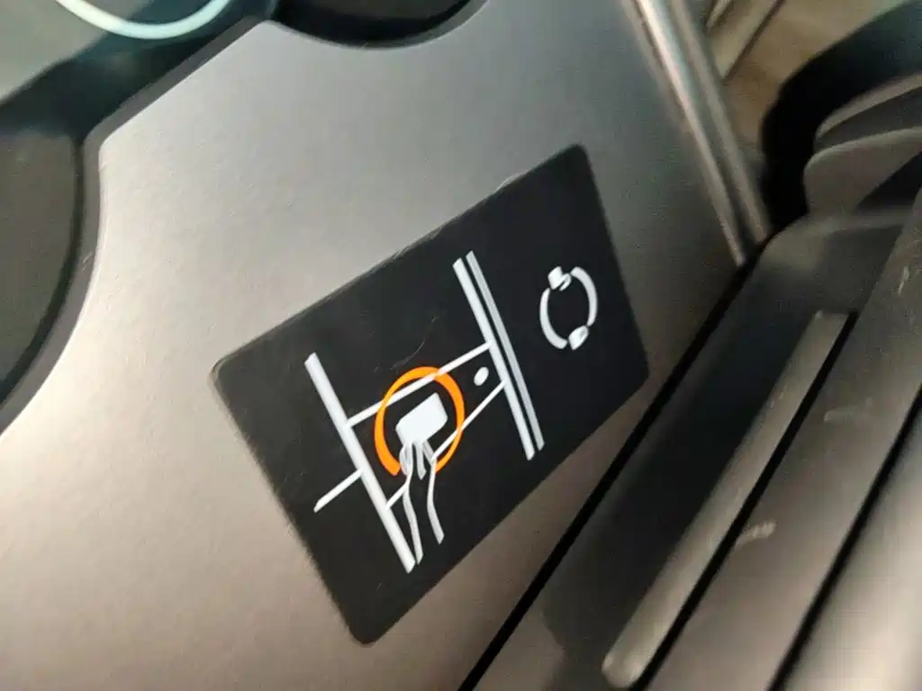 Tesla Model Y — миниатюра 9