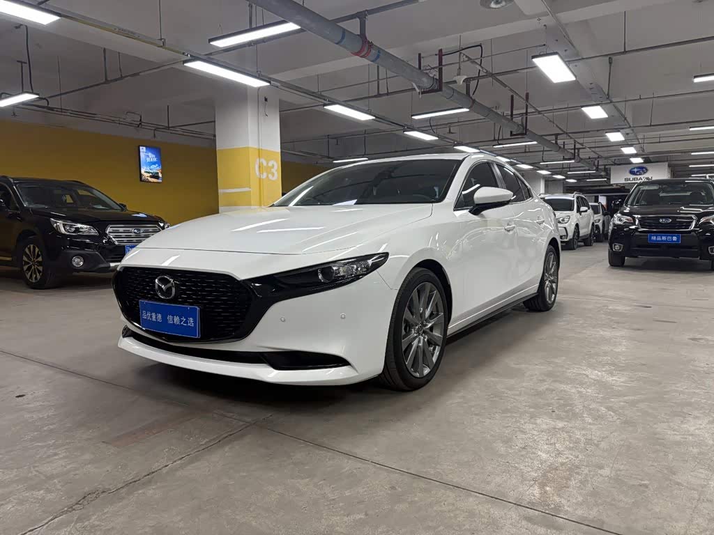 Mazda Mazda3 Axela 2.0 л 2022 г. Белый, пробег 42000 км