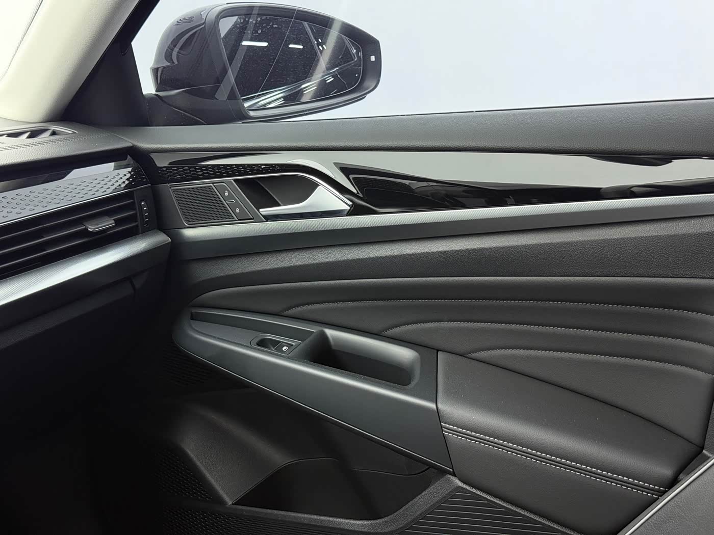 Volkswagen Passat 1.4 л 2023 г. Чёрный, пробег 30000 км