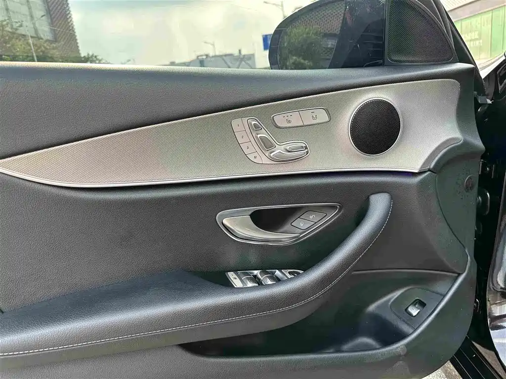 Mercedes-Benz E-Class — миниатюра 17