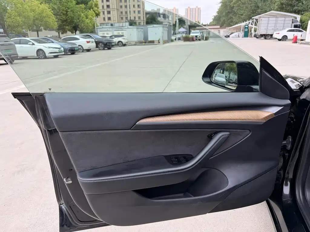 Tesla Model 3 — миниатюра 6