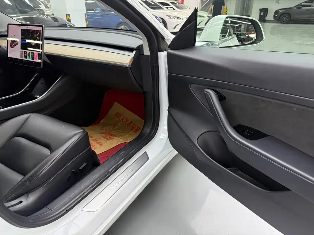 Tesla Model 3 — миниатюра 20