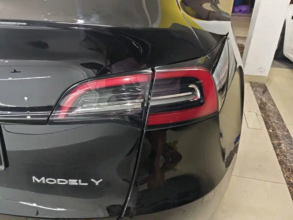 Tesla Model Y — миниатюра 8