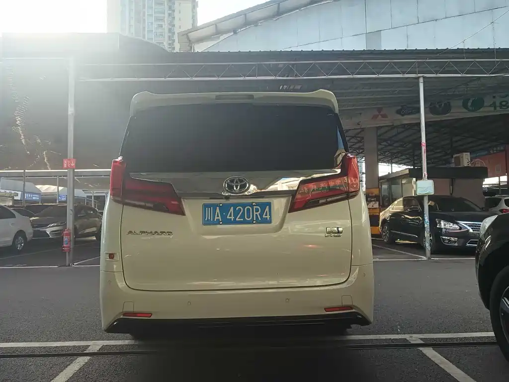 Toyota Alphard — миниатюра 5
