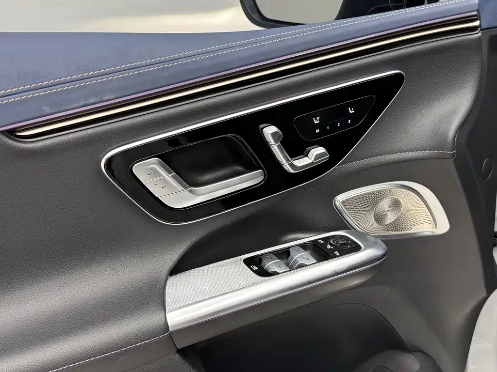 Mercedes-Benz EQE SUV — миниатюра 15