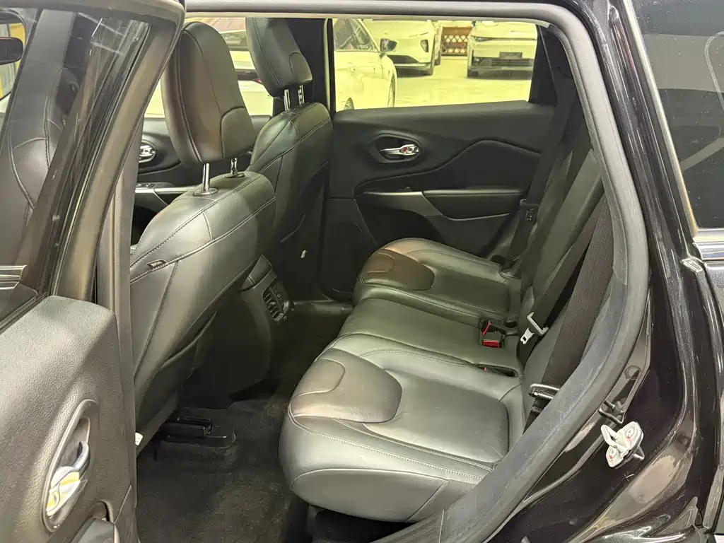 Jeep Cherokee — миниатюра 14