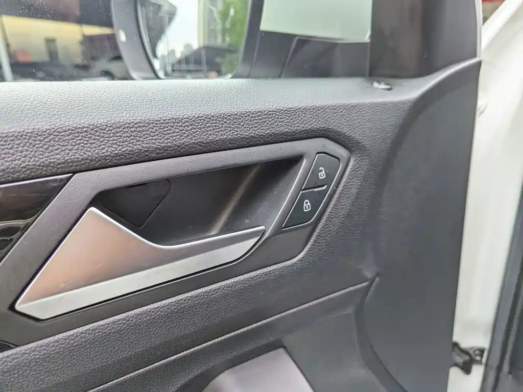 Volkswagen T-Roc — миниатюра 22