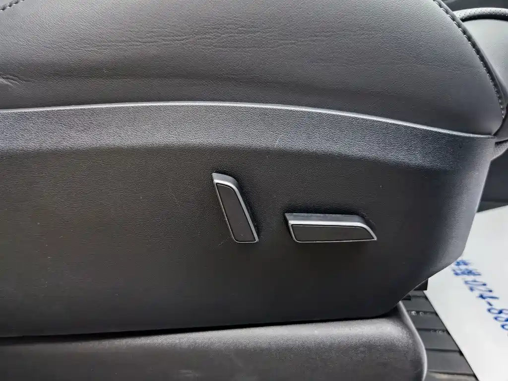 Tesla Model Y — миниатюра 16