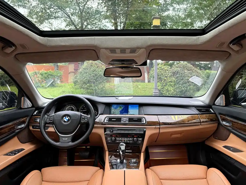 BMW 7 Series — миниатюра 11