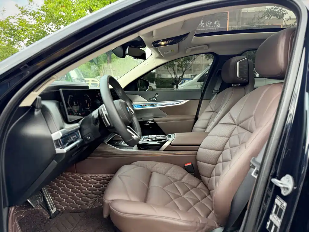 BMW 7 Series — миниатюра 10