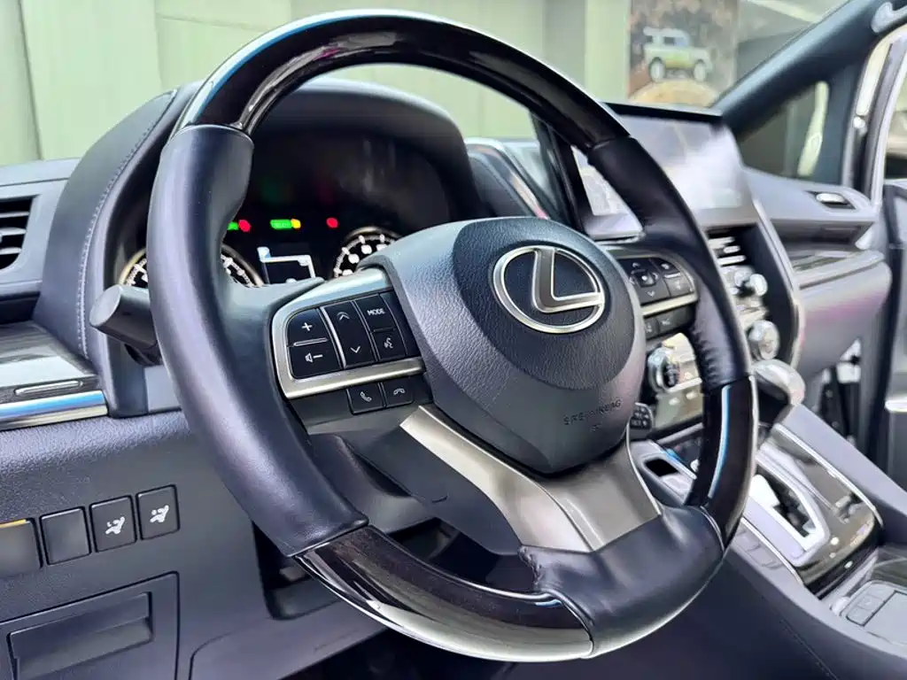 Lexus LM — миниатюра 18