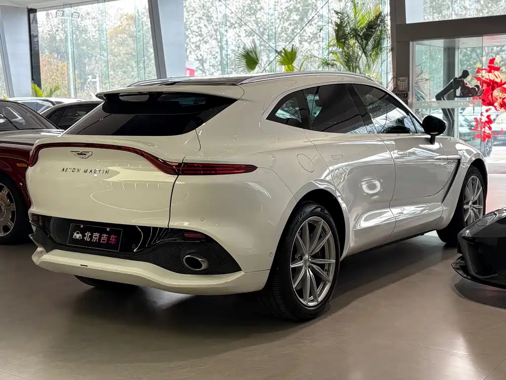 ASTON MARTIN DBX