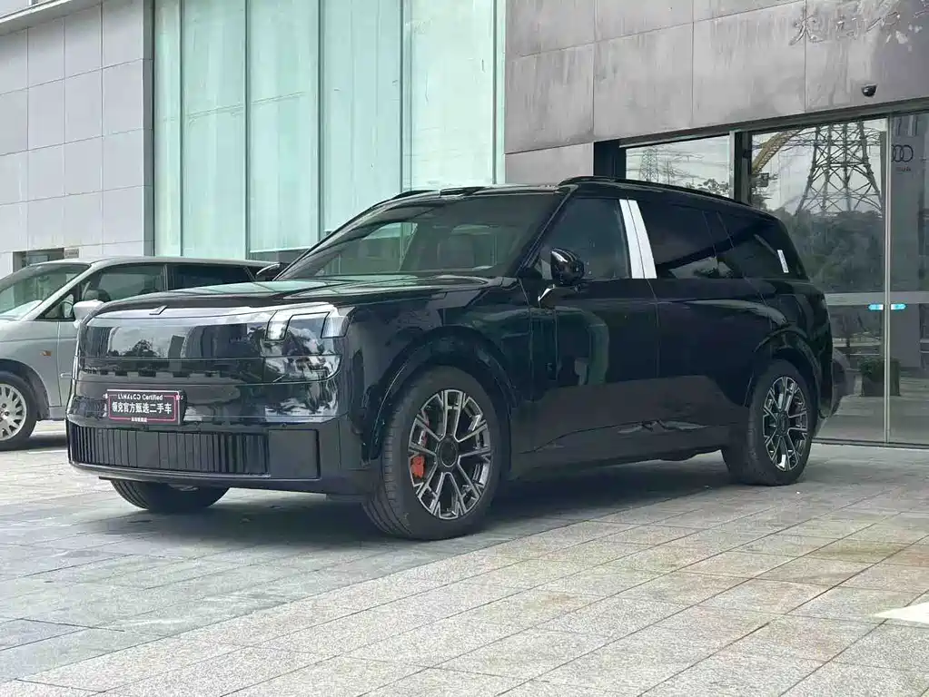 Lynk & Co Рука 900.