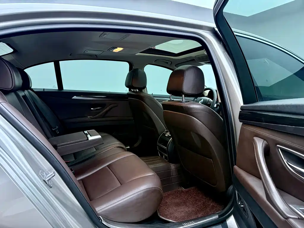 BMW 5 Series — миниатюра 7