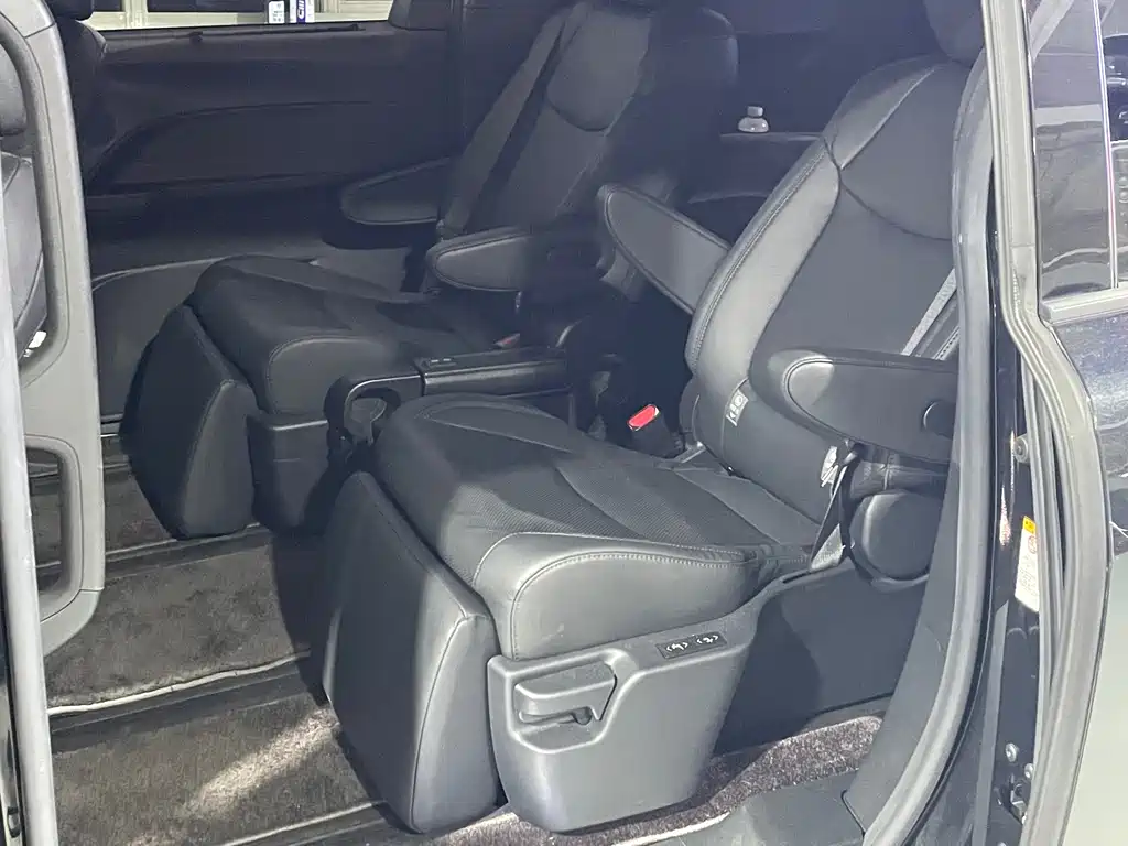Toyota Sienna — миниатюра 8