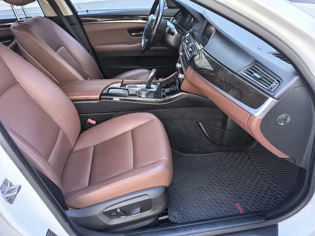 BMW 5 Series — миниатюра 11