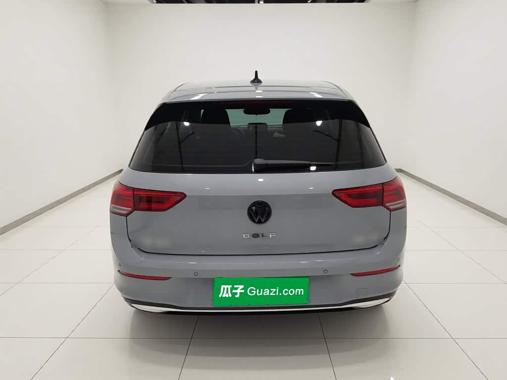 Volkswagen Golf 1.4 л 2023 г. Серебристо-серый, пробег 17200 км