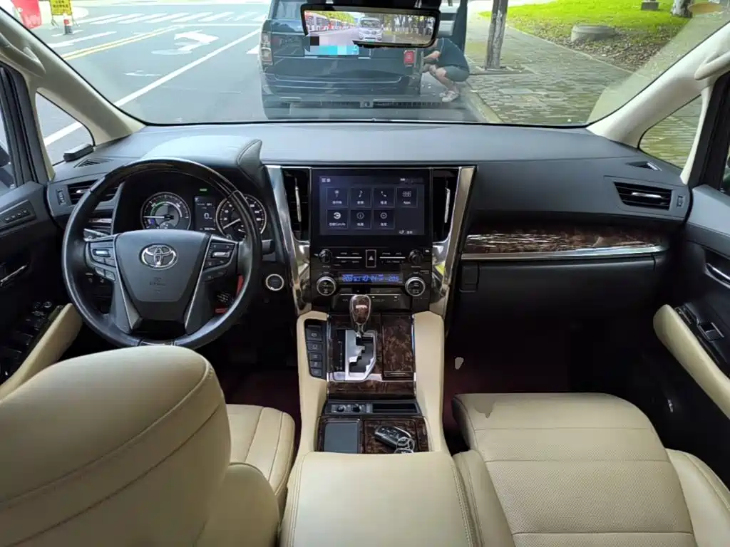 Toyota Alphard — миниатюра 10