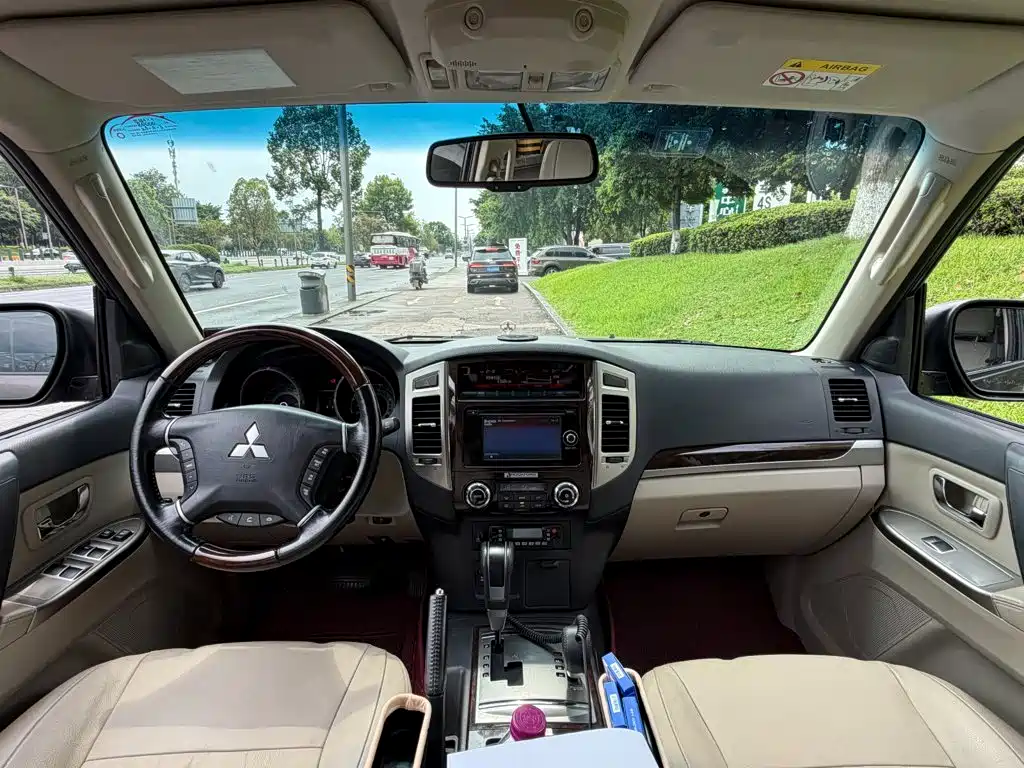Mitsubishi Pajero (Import) — миниатюра 13