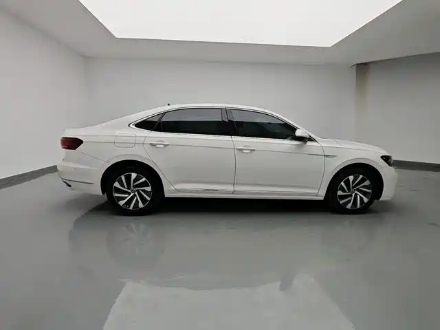 Volkswagen Passat PHEV — миниатюра 10