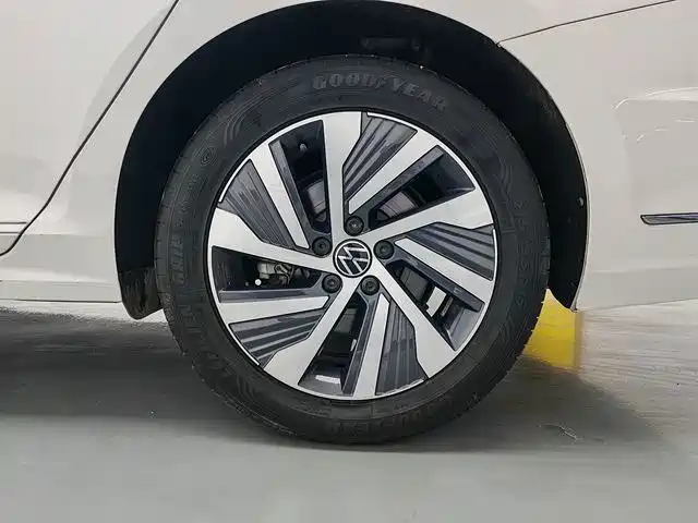 Volkswagen Passat PHEV — миниатюра 14