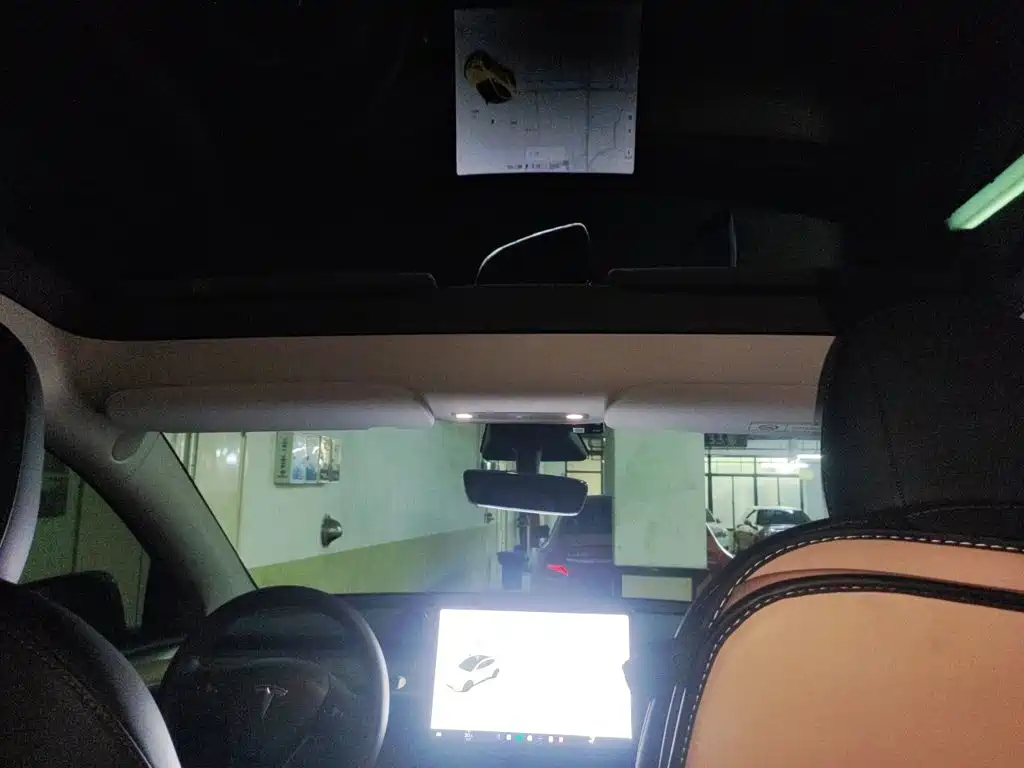 Tesla Model Y — миниатюра 9