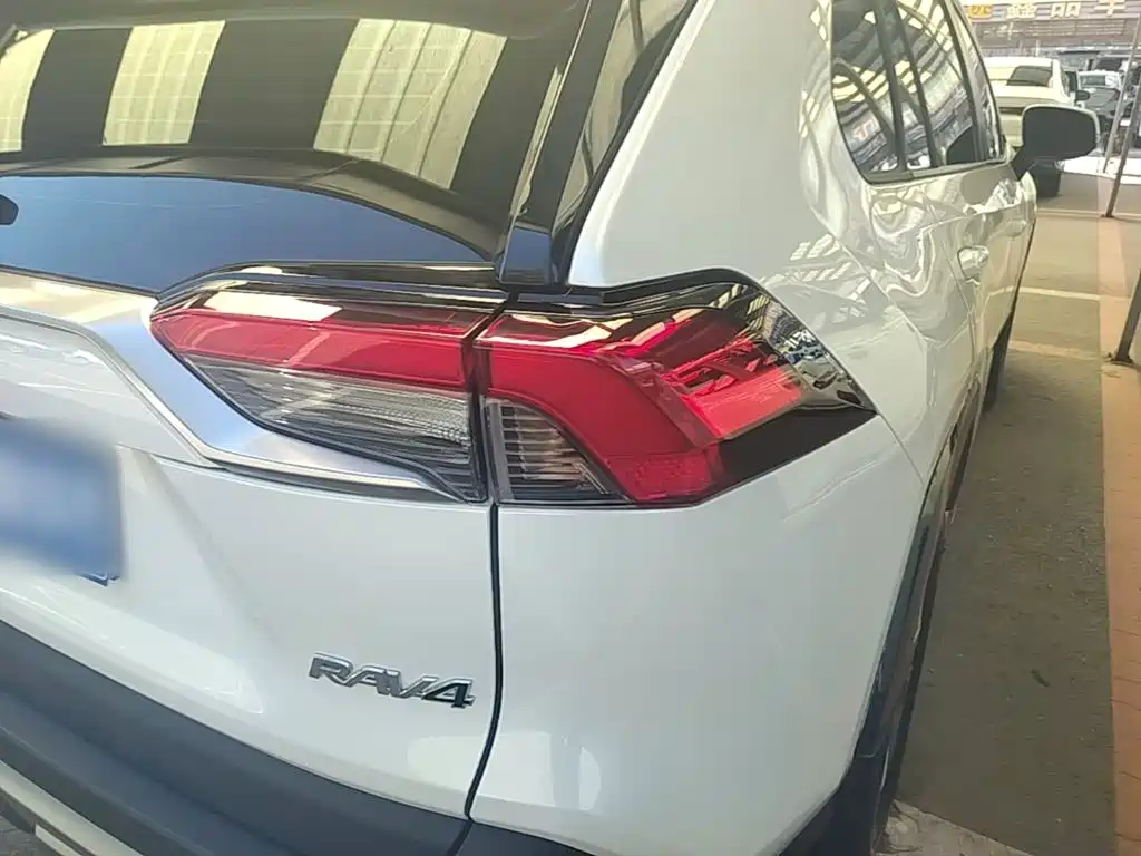 Toyota RAV4 — миниатюра 8