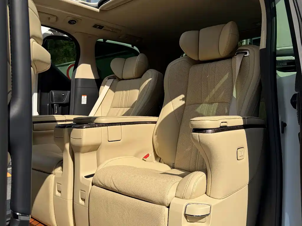 Toyota Vellfire — миниатюра 12