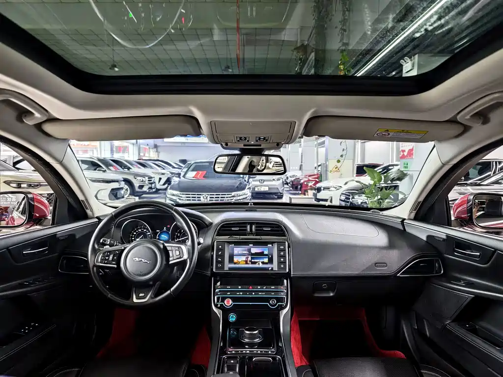 Jaguar XE — миниатюра 6