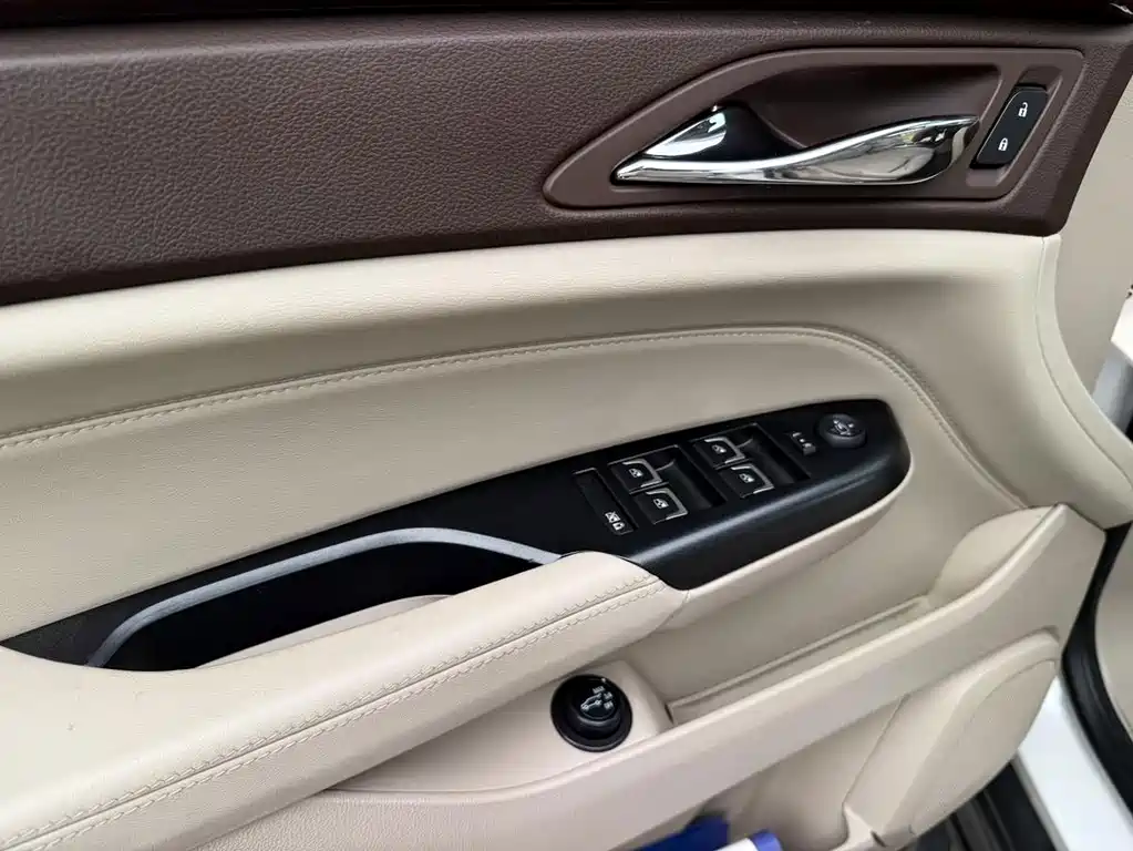 Cadillac SRX — миниатюра 12