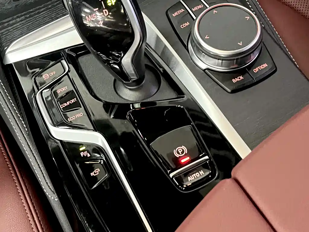 BMW 5 Series — миниатюра 10