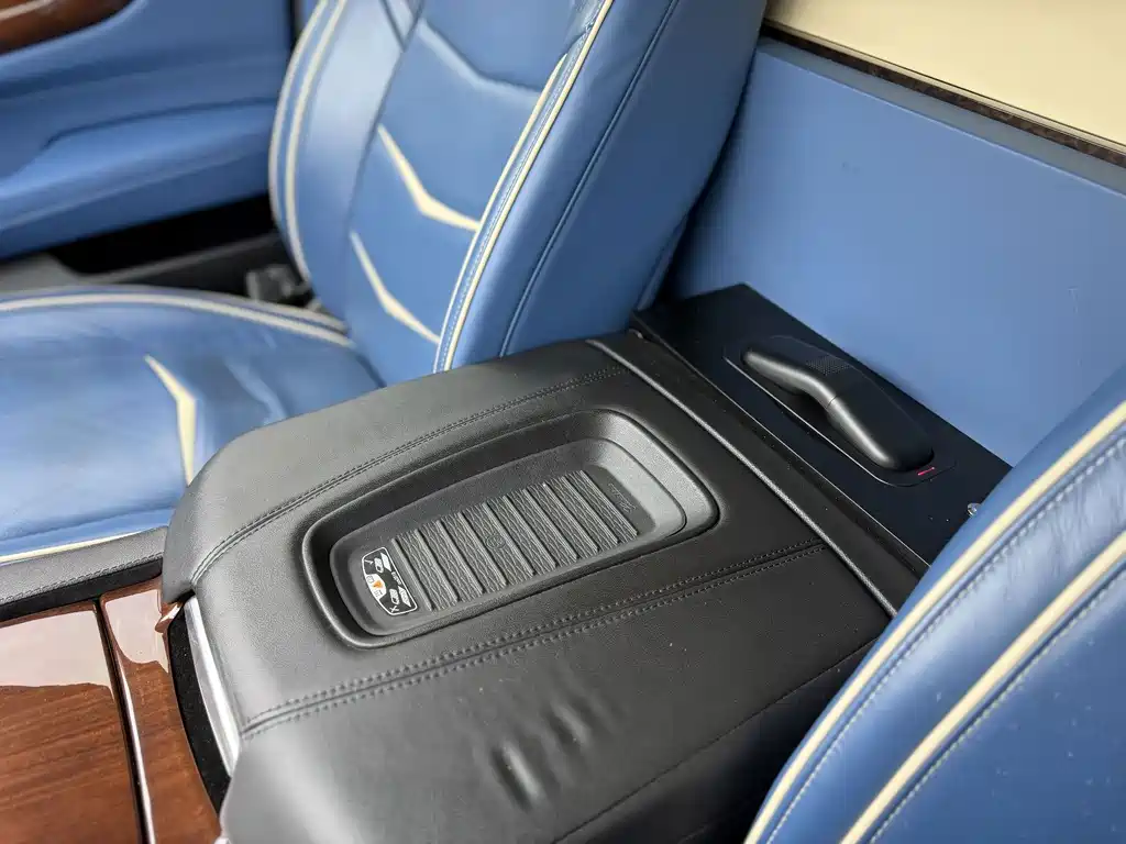 Cadillac Escalade — миниатюра 35