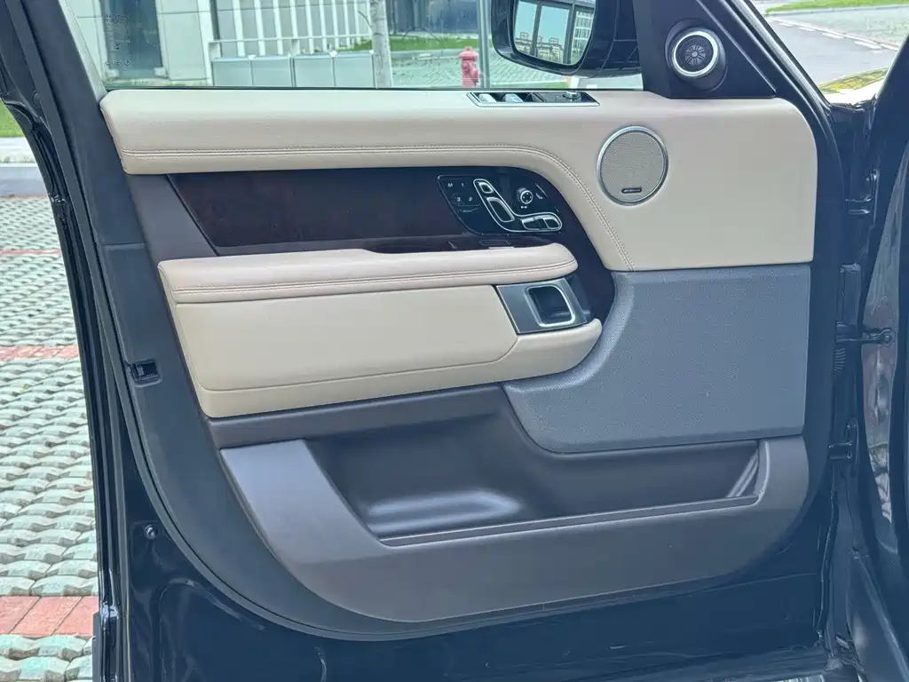 Land Rover Range Rover — миниатюра 8
